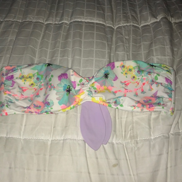 Victoria's Secret Other - Victoria’s Secret Bikini Top Size Medium
